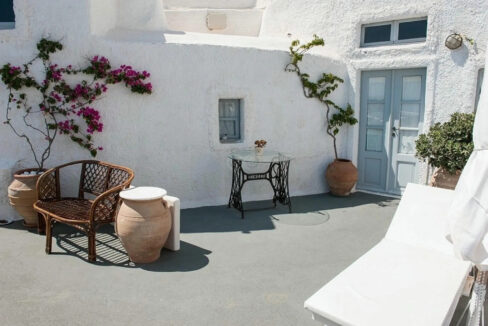 3-Cave-Suites-Complex-for-Sale-in-Oia-Santorini-15