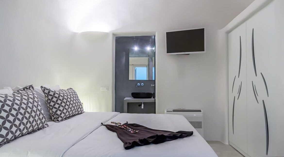 Santorini-Luxury-Villa-8